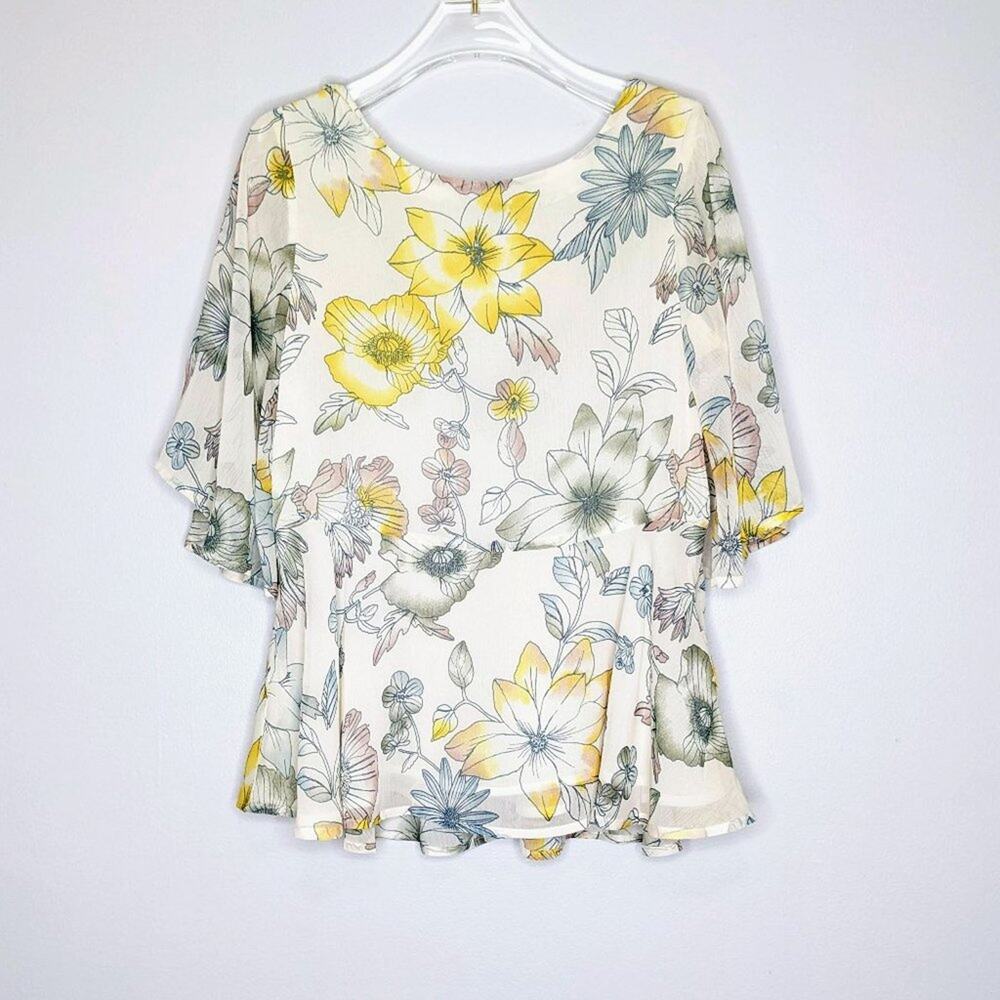 Cupcakes & Cashmere Ivory Floral Blouse Short Sleeve Open Back Size S